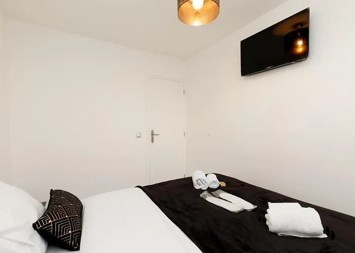 Cyclades Yourhosthelper Cannes